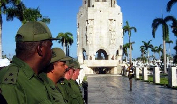 Desde el 19 de mayo del 2002, en saludo al aniversario 107 de su caída en combate en Dos Ríos, una Guardia de Honor custodia al Héroe Nacional de Cuba